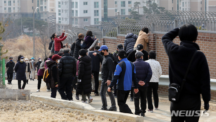 [대구=뉴시스] 이무열 기자 = 13일 오후 박근혜 전 대통령이 퇴원 후 머물 것으로 알려진 대구 달성군 유가읍 사저를 지지자들이 내부 시설을 구경하고 있다. 2022.02.13. lmy@newsis.com