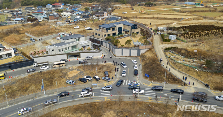 [대구=뉴시스] 이무열 기자 = 13일 오후 박근혜 전 대통령이 퇴원 후 머물 것으로 알려진 대구 달성군 유가읍 사저에 지지자들의 발길이 이어지고 있다. 2022.02.13. lmy@newsis.com