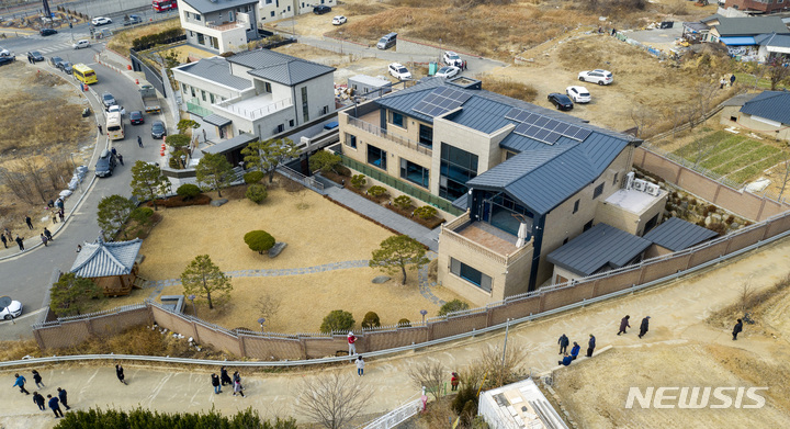 [대구=뉴시스] 이무열 기자 = 13일 오후 박근혜 전 대통령이 퇴원 후 머물 것으로 알려진 대구 달성군 유가읍 사저에 지지자들의 발길이 이어지고 있다. 2022.02.13. lmy@newsis.com