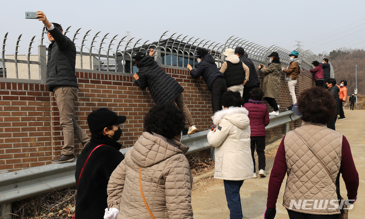 [대구=뉴시스] 이무열 기자 = 13일 오후 박근혜 전 대통령이 퇴원 후 머물 것으로 알려진 대구 달성군 유가읍 사저를 지지자들이 내부 시설을 구경하고 있다. 2022.02.13. lmy@newsis.com