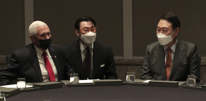 [서울=뉴시스] 최진석 기자 = 윤석열 국민의힘 대선 후보가 13일 서울 송파구 한 호텔에서 마이크 펜스 전 미국 부통령과 면담을 하고 있다. (사진=국민의힘 제공) 2022.02.13. photo@newsis.com *재판매 및 DB 금지