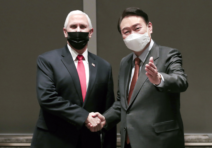 [서울=뉴시스] 지난 2022년 2월 13일 윤석열 당시 국민의힘 대선 후보가 13일 서울 송파구 한 호텔에서 마이크 펜스 전 미국 부통령과 기념촬영을 하고 있다. (사진=국민의힘 제공) 2025.09.01. photo@newsis.com *재판매 및 DB 금지