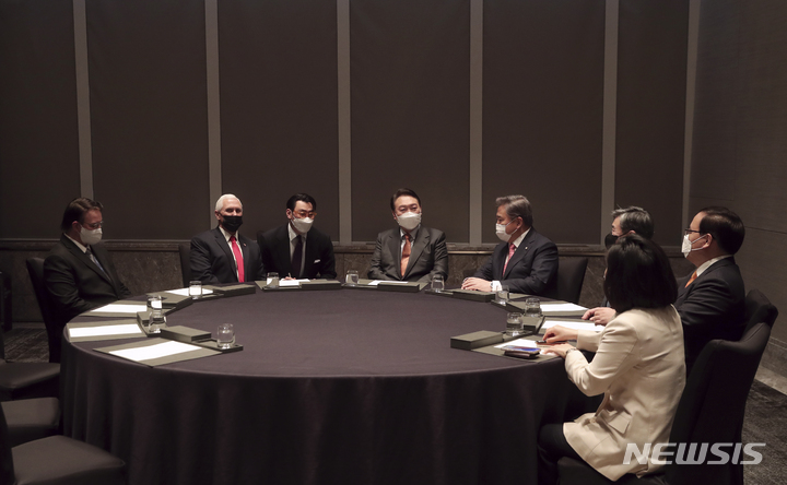 [서울=뉴시스] 최진석 기자 = 윤석열 국민의힘 대선 후보가 13일 서울 송파구 한 호텔에서 마이크 펜스 전 미국 부통령과 면담을 하고 있다. (사진=국민의힘 제공) 2022.02.13. photo@newsis.com *재판매 및 DB 금지