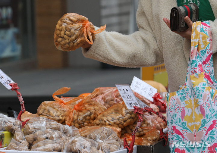 [서울=뉴시스] 권창회 기자 = 정월대보름을 이틀 앞둔 13일 오후 서울 송파구 새마을시장 내 가게에서 밤과 땅콩 등 부럼을 판매하고 있다. 2022.02.13. kch0523@newsis.com
