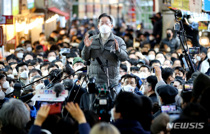[서귀포=뉴시스] 우장호 기자 = 대선후보 확정 뒤 처음으로 제주를 찾은 이재명 더불어민주당 후보가 13일 오후 제주 서귀포매일올레시장을 방문해 상인과 시민들 앞에서 지지를 호소하고 있다. 이날 '매타버스(매주 타는 민생버스)' 마지막 일정을 소화한 이 후보는 오는 15일부터 공식 선거운동에 나설 예정이다. 2022.02.13. woo1223@newsis.com
