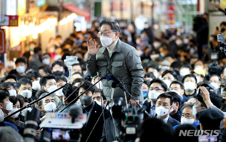 [서귀포=뉴시스] 우장호 기자 = 이재명 더불어민주당 대선 후보가 13일 오후 제주 서귀포매일올레시장을 찾아 상인과 시민들 앞에서 즉석 거리연설을 하고 있다. 2022.02.13. woo1223@newsis.com