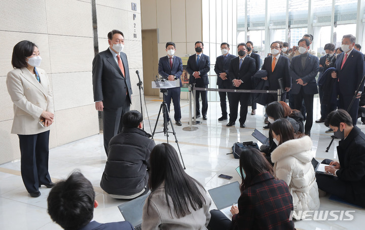 [서울=뉴시스] 국회사진기자단 = 윤석열 국민의힘 대선후보가 13일 오후 서울 송파구 롯데 시그니엘에서 마이크 펜스 전 미국 부통령을 면담하고 나온 뒤 취재진 질문에 답하고 있다. 2022.02.13. photo@newsis.com