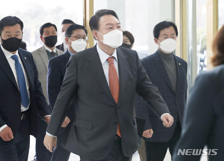 [서울=뉴시스] 국회사진기자단 = 윤석열 국민의힘 대선후보가 13일 오후 서울 송파구 롯데 시그니엘에서 마이크 펜스 전 미국 부통령을 면담하기 위해 들어서고 있다. 2022.02.13. photo@newsis.com