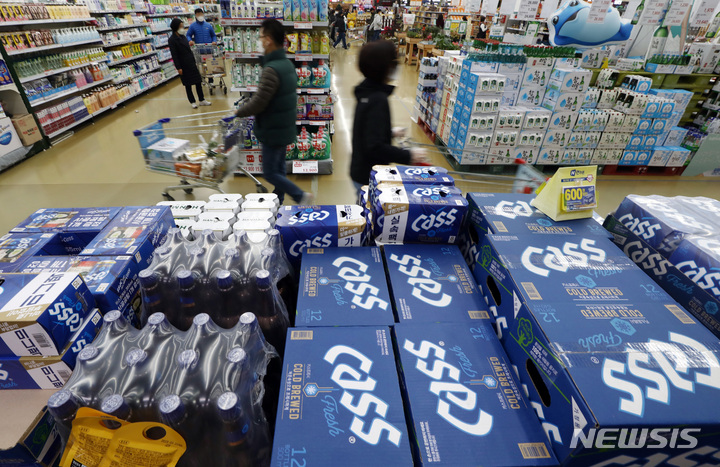 [서울=뉴시스] 이영환 기자 = 지난 13일 오후 서울 대형마트에서 판매되는 맥주와 소주. 2022.02.13. 20hwan@newsis.com