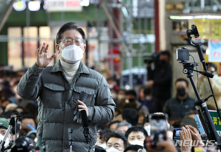 [서귀포=뉴시스] 우장호 기자 = 이재명 더불어민주당 대선 후보가 지난 13일 오후 제주 서귀포매일올레시장을 찾아 상인과 시민들 앞에서 즉석 거리연설을 하고 있다. 2022.02.13. woo1223@newsis.com