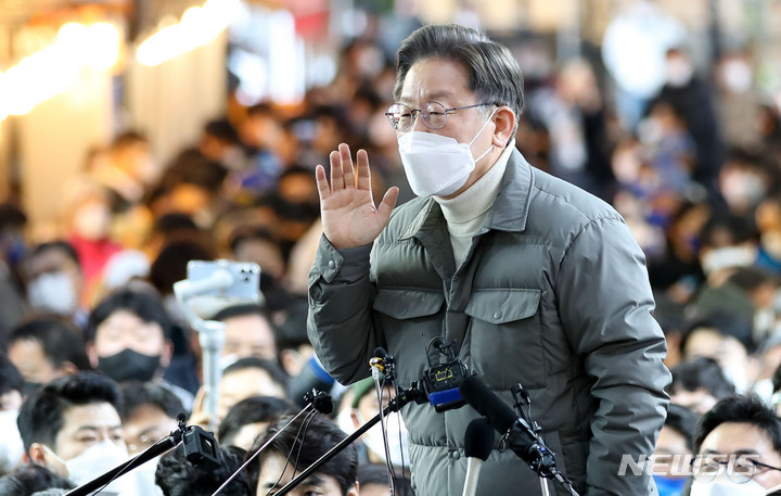 [서귀포=뉴시스] 우장호 기자 = 대선후보 확정 뒤 처음으로 제주를 찾은 이재명 더불어민주당 후보가 13일 오후 제주 서귀포매일올레시장을 방문해 상인과 시민들 앞에서 지지를 호소하고 있다. 2022.02.13. woo1223@newsis.com