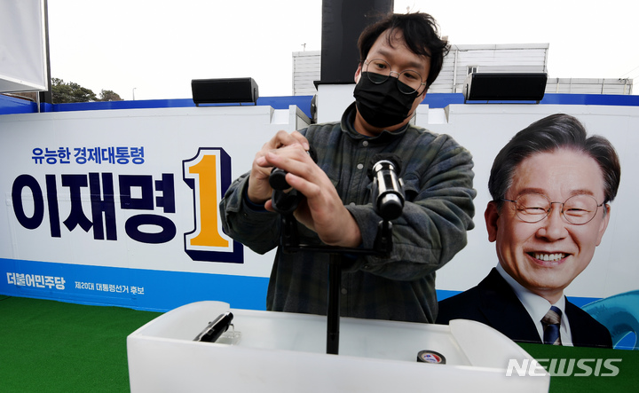 [파주=뉴시스] 국회사진기자단 = 이재명 더불어민주당 대선 후보의 선거운동 유세차량이 13일 오후 경기도 파주시에 위치한 차량광고업체에서 제작되고 있다. 2022.02.13. photo@newsis.com