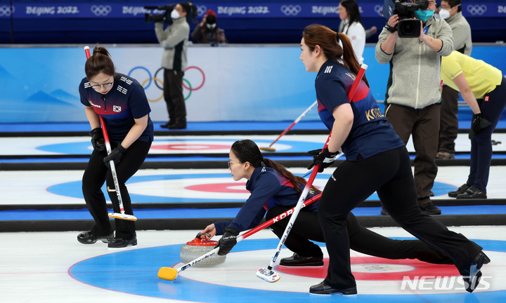 [베이징(중국)=뉴시스] 고범준 기자 = 13일 오후 중국 베이징 내셔널 아쿠아틱 센터에서 열린 2022 베이징 동계올림픽 컬링 여자 단체전 대한민국과 중국의 경기, 한국 김은정(가운데)이 스톤을 투구하고 있다. 2022.02.13. bjko@newsis.com