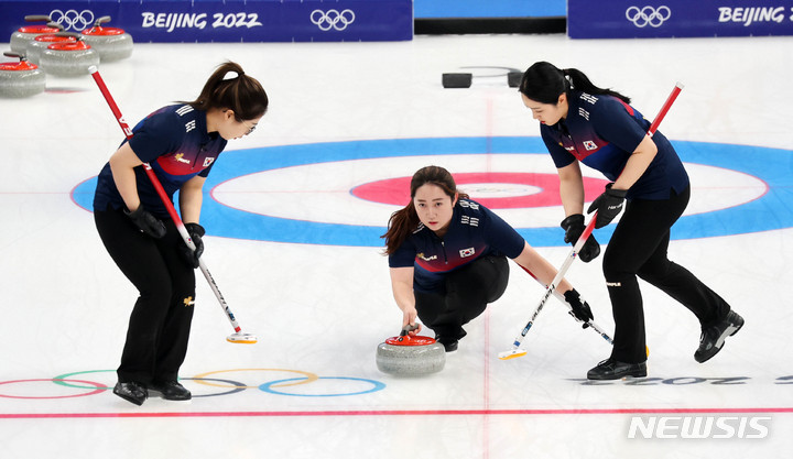 [베이징(중국)=뉴시스] 고범준 기자 = 13일 오후 중국 베이징 내셔널 아쿠아틱 센터에서 열린 2022 베이징 동계올림픽 컬링 여자 단체전 대한민국과 중국의 경기, 한국 김영미(가운데)가 스톤을 투구하고 있다. 2022.02.13. bjko@newsis.com