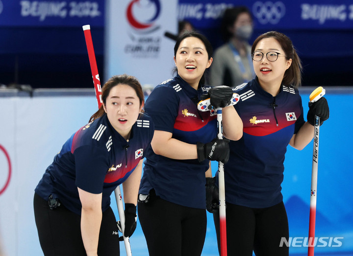[베이징(중국)=뉴시스] 고범준 기자 = 13일 오후 중국 베이징 내셔널 아쿠아틱 센터에서 열린 2022 베이징 동계올림픽 컬링 여자 단체전 대한민국과 중국의 경기, 한국 김영미(왼쪽부터), 김경애, 김선영이 웃음짓고 있다. 2022.02.13. bjko@newsis.com