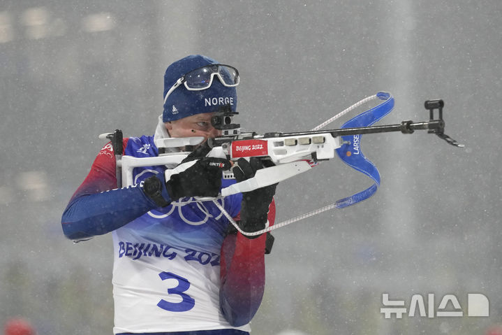 [장자커우=AP/뉴시스] 2022 베이징 동계올림픽 바이애슬론 남자 추적 경기에서 사격을 하는 노르웨이의 타리에이 뵈. 2022.02.13
