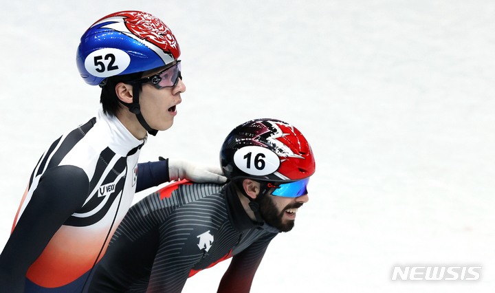 [베이징(중국)=뉴시스] 홍효식 기자 = 13일 오후 중국 베이징 캐피털 실내경기장에서 열린 2022 베이징 동계올림픽 쇼트트랙 남자 500m 준결승 경기, 한국 황대헌이 캐나다 스티븐 두보아에게 사과하고 있다. 2022.02.13. yesphoto@newsis.com