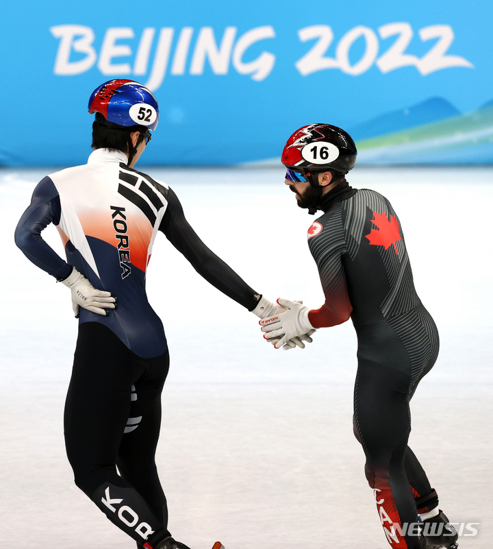 [베이징(중국)=뉴시스] 홍효식 기자 = 13일 오후 중국 베이징 캐피털 실내경기장에서 열린 2022 베이징 동계올림픽 쇼트트랙 남자 500m 준결승 경기, 한국 황대헌이 캐나다 스티븐 두보아에게 사과하고 있다. 2022.02.13. yesphoto@newsis.com