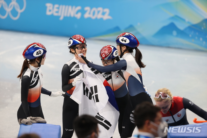 [베이징=AP/뉴시스]한국 여자 쇼트트랙이 3000m 계주에서 값진 은메달을 땄다.2022.02.13.