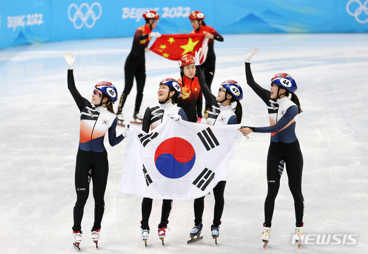 [베이징(중국)=뉴시스] 김병문 기자 = 13일 오후 중국 베이징 캐피털 실내경기장에서 열린 2022 베이징 동계올림픽 쇼트트랙 여자 계주 3000m 결승, 은메달을 차지한 대한민국 대표팀이 기뻐하고 있다. 2022.02.13. dadazon@newsis.com
