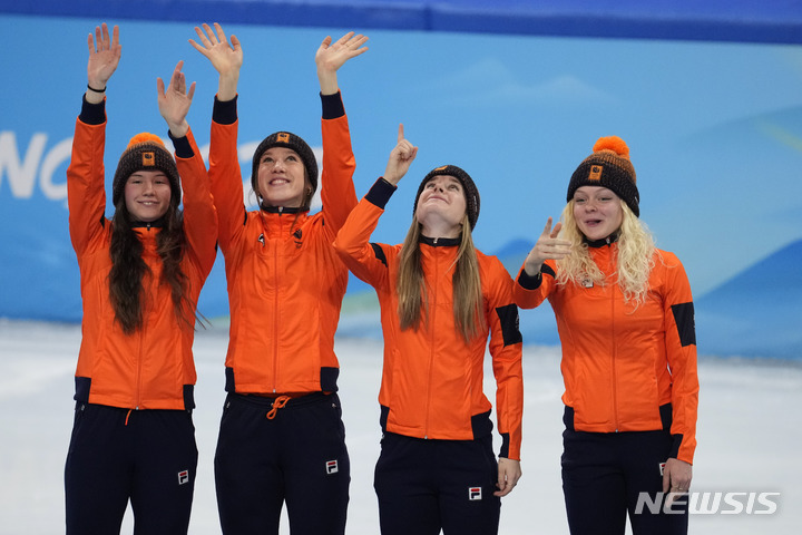 [베이징=AP/뉴시스]세상 떠난 동료에게 바친 네덜란드 여자 쇼트트랙 대표팀의 세리머니. 2022.02.13.