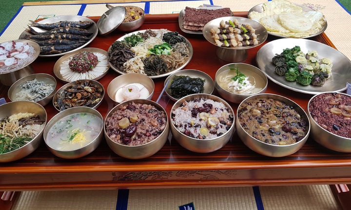 안동종가음식체험관이 예미정 본채 안마당에서 오곡밥, 찰밥, 청어구이, 묵나물비빔밥, 부럼, 귀밝이술 등 대보름 절기음식을 시연하고 있다. (사진=안동종가음식체험관 제공) *재판매 및 DB 금지