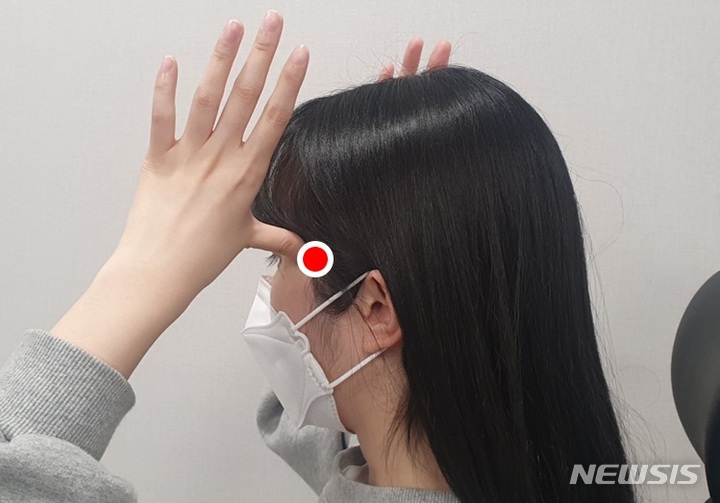 [서울=뉴시스] 머리 혈액순환 촉진하는 태양혈 지압. (사진= 자생한방병원 제공) 2022.02.14