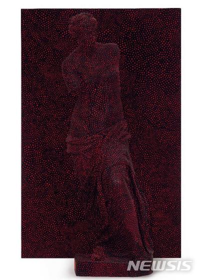 [서울=뉴시스]야요이 쿠사마, Statue of Venus Obliterated by Infinity Nets, mixed media, statue: 67×76×214.5(h)cm, canvas: 227.3×145.5cm,1998, 추정가격은 별도문의.