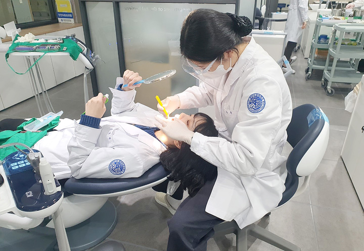 영남이공대 치위생과 학생들이 실습에 임하고 있다 *재판매 및 DB 금지