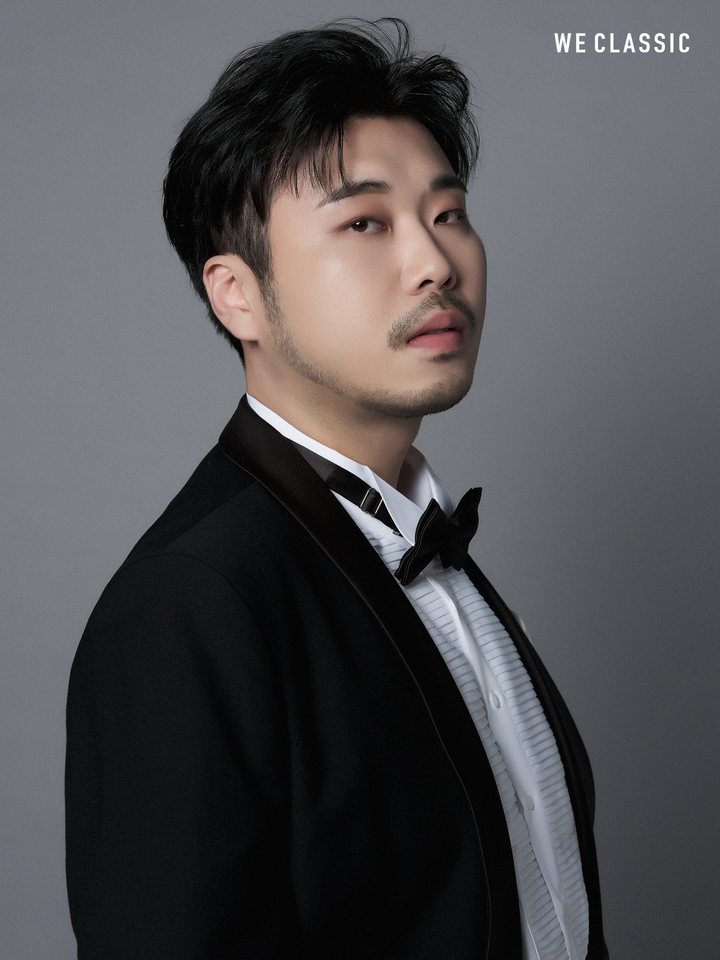 [서울=뉴시스]크로스오버 그룹 '미라클라스'의 테너 정필립. (사진=위클래식 제공) 2022.02.14. photo@newsis.com *재판매 및 DB 금지