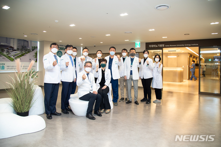 [서울=뉴시스] 의료진이 14일 진료를 시작한 이대비뇨기병원 앞에서 기념사진을 촬영하고 있다. (사진= 이대의료원 제공) 2022.02.14