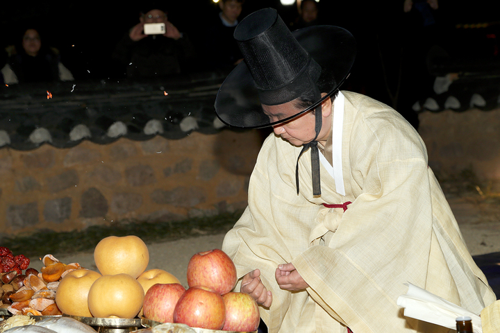 권영세 안동시장이 안동부 신목 제사를 올리고 있다. (사진=안동시 제공) *재판매 및 DB 금지