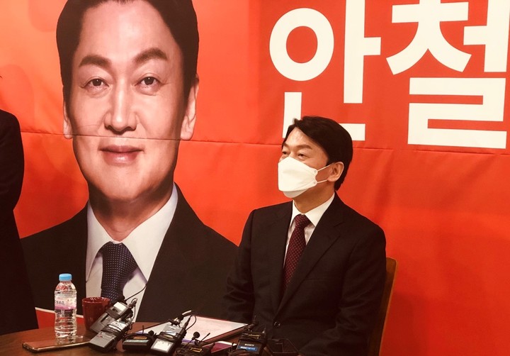 [대구=뉴시스] 정창오 기자 = 안철수 국민의당 대선후보가 14일 오후 대구시 수성구 국민의당 대구시당에서 열린 기자간담회에서 발언하고 있다. 2022.02.14. jco@newsis.com *재판매 및 DB 금지