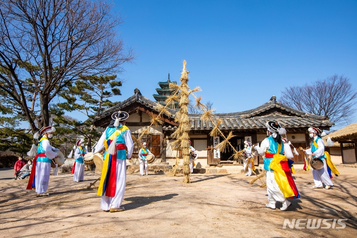 [서울=뉴시스] 국립민속박물관은 정월 대보름 세시풍속을 다양하게 체험하는 프로그램을 마련했다. 사진은 볏가릿대세우기. (사진=국립민속박물관 제공) 2022.02.15. photo@newsis.com *재판매 및 DB 금지