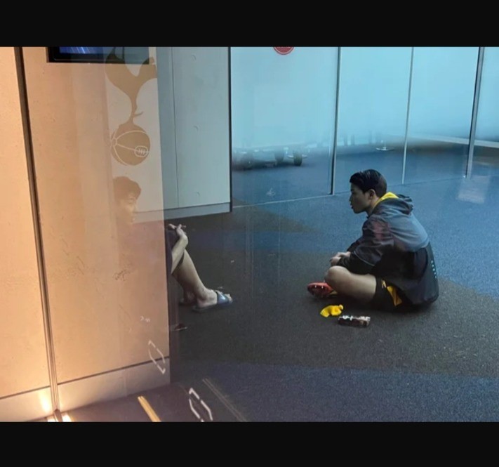 [서울=뉴시스] 손흥민, 황희찬 대화 사진 (사진=레딧 캡처) 2022.02.14. photo@newsis.com *재판매 및 DB 금지 *재판매 및 DB 금지