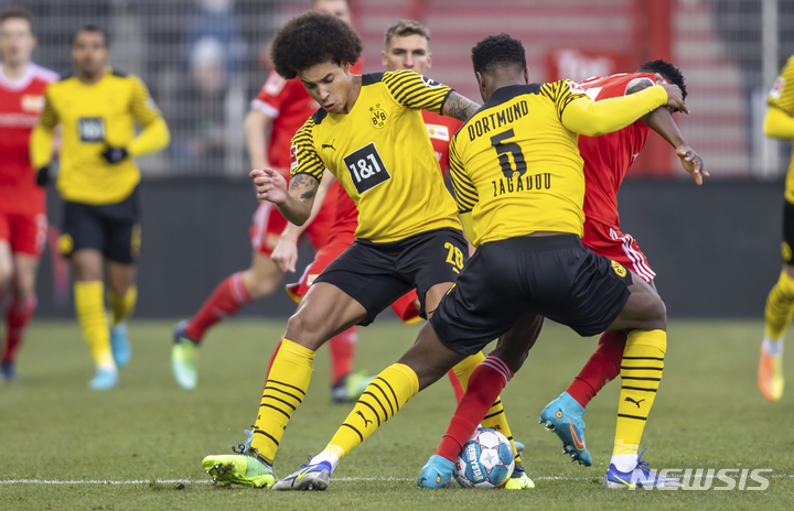 [베를린=AP/뉴시스]지난 13일 독일 베를린에서 열린 우니온 베를린과 보르시아 도르트문트의 분데스리가 경기 모습. 독일 프로축구 분데스리가가 다음달 20일부터 코로나19 대유행 2년만에 축구 경기장에 관중을 가득 수용할 수 있게 된다. 2022.2.17