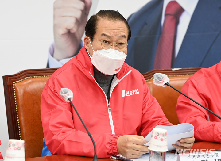 [서울=뉴시스] 전신 기자 = 권영세 국민의힘 선대본부장이 14일 서울 여의도 국회에서 열린 선거대책본부 전체회의에서 발언하고 있다. (공동취재사진) 2022.02.14. photo@newsis.com