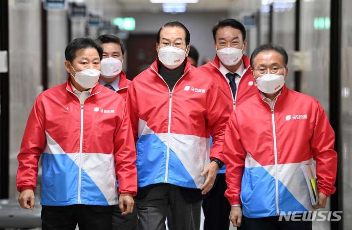 [서울=뉴시스] 전신 기자 = 권영세 국민의힘 선대본부장이 14일 서울 여의도 국회에서 열린 선거대책본부 전체회의에 참석하고 있다. (공동취재사진) 2022.02.14. photo@newsis.com