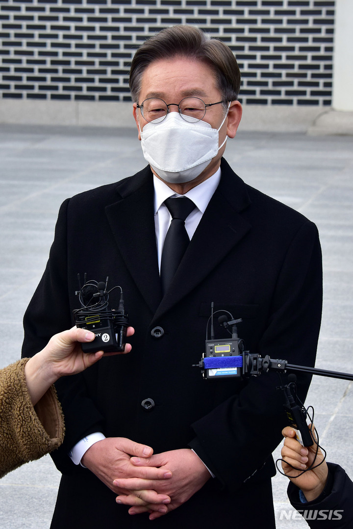 [서울=뉴시스] 국회사진기자단 = 이재명 더불어민주당 대선 후보가 14일 오전 서울 동작구 국립서울현충원을 찾아 현충탑 참배를 마친 후 취재진 질문에 답하고 있다. 2022.02.14. photo@newsis.com
