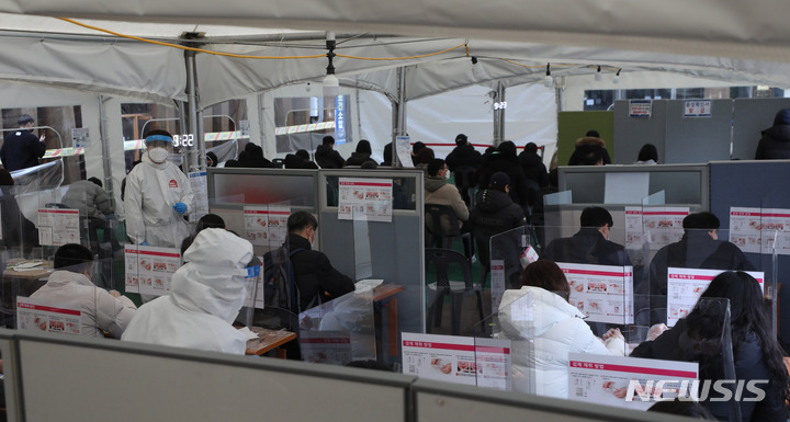 [서울=뉴시스] 추상철 기자 = 14일 오전 서울 송파구 선별진료소에서 시민들이 코로나19 신속항원검사를 하고 있다. 2022.02.14. scchoo@newsis.com