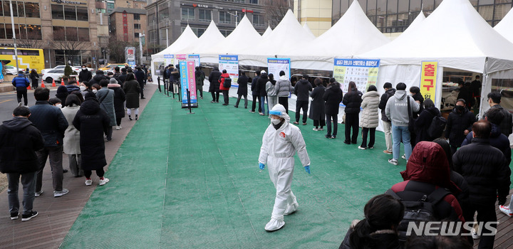 [서울=뉴시스] 추상철 기자 = 코로나19 신규 확진자수가 닷새째 5만명대를 기록한 14일 오전 서울 송파구 선별진료소에서 시민들이 코로나19 검사를 받기 위해 길게 줄지어 서 있다. 2022.02.14. scchoo@newsis.com