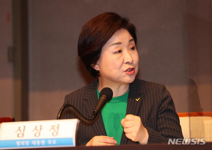 [서울=뉴시스] 국회사진기자단 = 심상정 정의당 대선 후보가 14일 오전 서울 중구 한국프레스센터에서 열린 초청 관훈토론회에 참석 토론자들의 질문에 답하고 있다. 2022.02.14. photo@newsis.com