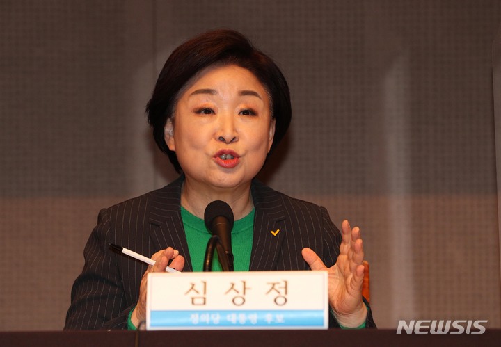 [서울=뉴시스] 국회사진기자단 = 심상정 정의당 대선 후보가 14일 오전 서울 중구 한국프레스센터에서 열린 초청 관훈토론회에 참석 토론자들의 질문에 답하고 있다. 2022.02.14. photo@newsis.com