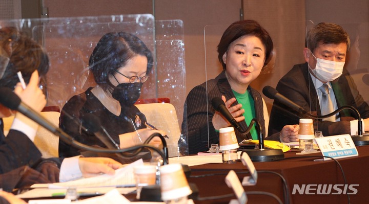 [서울=뉴시스] 국회사진기자단 = 심상정 정의당 대선 후보가 14일 오전 서울 중구 한국프레스센터에서 열린 초청 관훈토론회에 참석 토론자들의 질문에 답하고 있다. 2022.02.14. photo@newsis.com