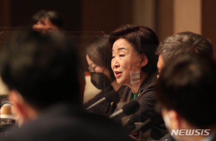 [서울=뉴시스] 국회사진기자단 = 심상정 정의당 대선 후보가 14일 오전 서울 중구 한국프레스센터에서 열린 초청 관훈토론회에 참석 토론자들의 질문에 답하고 있다. 2022.02.14. photo@newsis.com