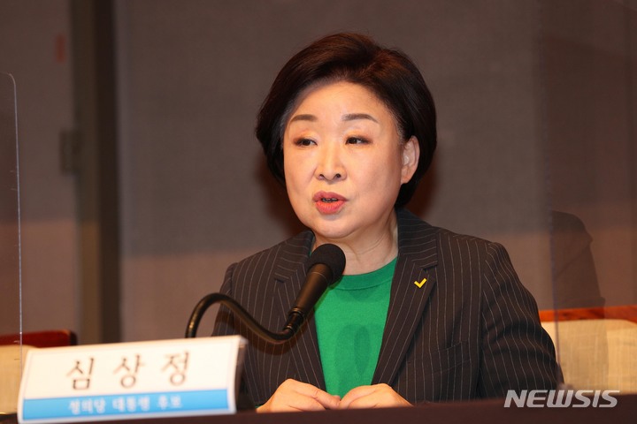 [서울=뉴시스] 국회사진기자단 = 심상정 정의당 대선 후보가 14일 오전 서울 중구 한국프레스센터에서 열린 초청 관훈토론회에 참석 토론자들의 질문에 답하고 있다. 2022.02.14. photo@newsis.com