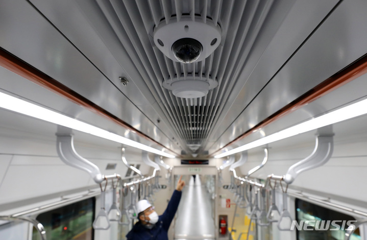 [고양=뉴시스] 이영환 기자 = 14일 오전 경기 고양시 덕양구 서울교통공사 지축차량사업소에서 열린 3호선 신조전동차 언론공개 행사에서 관계자가 객실에 설치된 CCTV를 설명하고 있다. 서울교통공사는 지하철 5호선에 이어 3호선에도 신조전동차를 새로 투입해 이날부터 운행을 시작한다고 밝혔다. 객실 폐쇄회로(CCTV), 휴대폰 무선 급속충전기 설치, 내부 조명 LED 개량, 6인석 좌석 도입 등이 특징이다. 2022.02.14. 20hwan@newsis.com