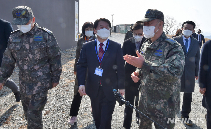 [성주=뉴시스] 이무열 기자 = 안철수 국민의당 대선 후보가 14일 오전 공군 제8129부대를 방문해 주요장비 설명을 듣고 있다. 2022.02.14. lmy@newsis.com