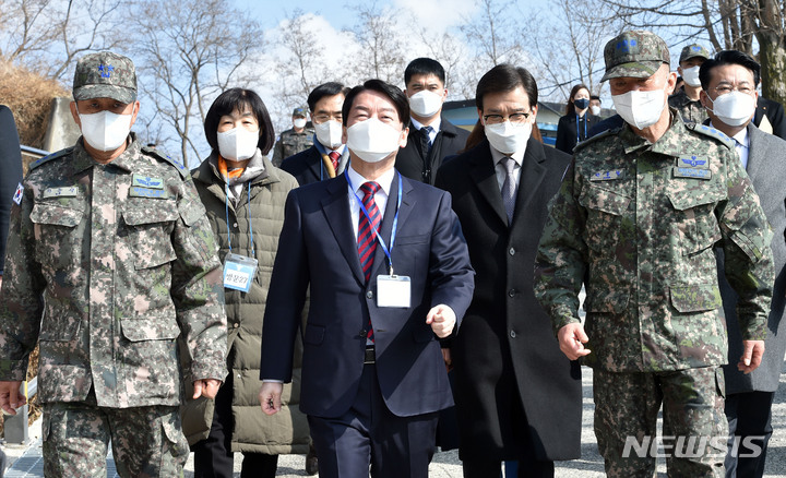 [성주=뉴시스] 이무열 기자 = 안철수 국민의당 대선 후보가 14일 오전 공군 제8129부대를 방문해 부대 관계자들과 부대시설을 살펴보고 있다. 2022.02.14. lmy@newsis.com