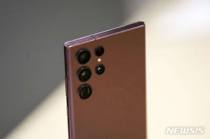 [서울=뉴시스] 기업들이 실구매자의 신뢰도 높여주기 위해 가짜 후기 모니터링를 서비스하는 등 리뷰 옥석가리기에 집중하고 있다. 스마트폰 모습. (사진=뉴시스 DB). photo@newsis.com